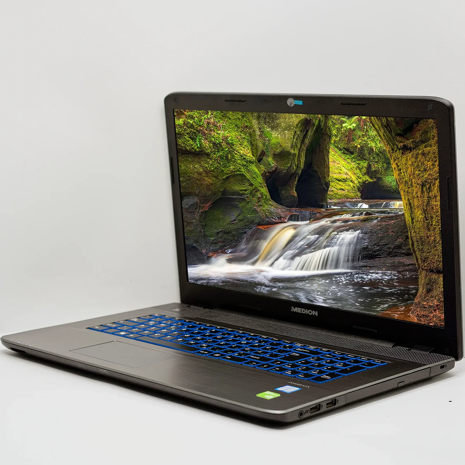 Ігровий ноутбук 17,3" Medion (Lenovo Group) Erazer P7643 Intel i5-6200U RAM 8 ГБ SSD 256 ГБ HDD 1 ТБ Nvidia GTX 950M б/в Win10 (4713), фото №3