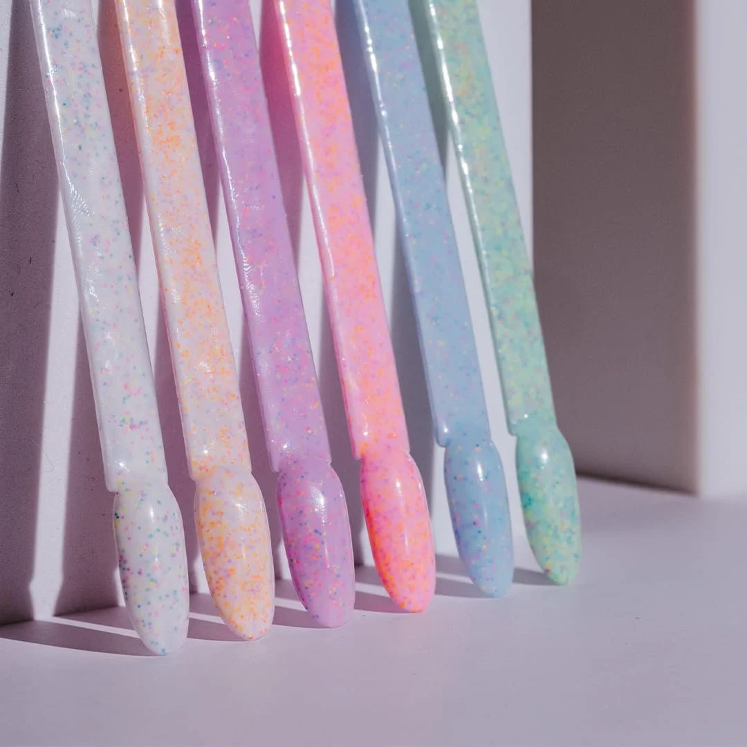 Гель-лак Mistero Milano Caramella Dolce UV LED, оттенок: молочный с цветными вкраплениями, фото №6