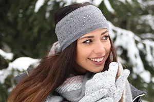 Повязка на голову вязаная styleBREAKER с блестящими стразами и аппликацией, темно-синяя synthetic.ua - Фото 1