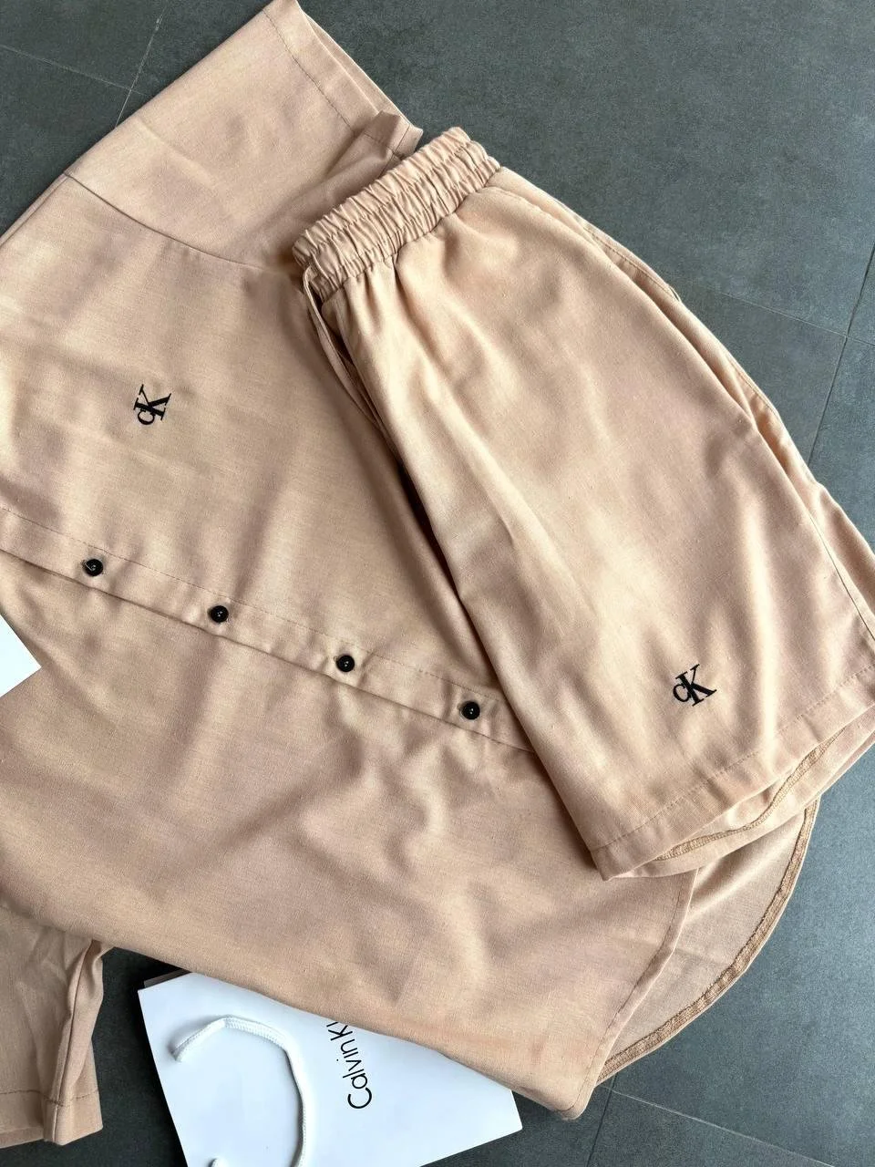 Чоловічий комплект Calvin Klein, на літо, з льону, бежевий, фото №2 Чоловічий комплект Calvin Klein, на літо, з льону, бежевий, фото №2