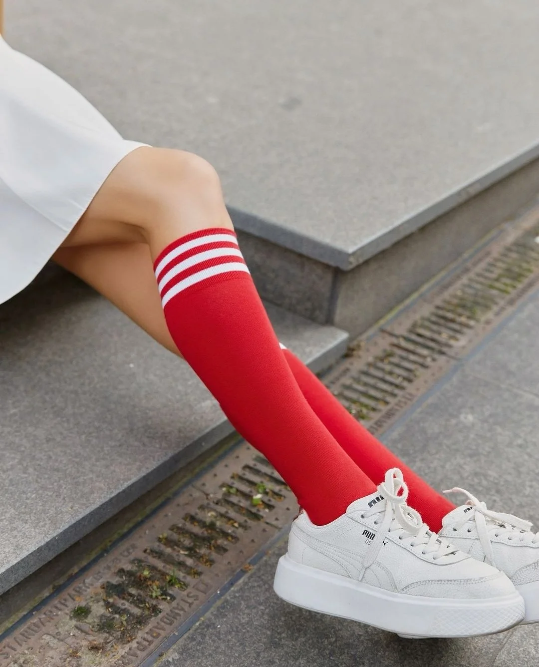 Червоні півсезонні гольфи нижче коліна з білими смужками для дівчини, фото №1