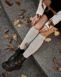 Тёплые зимние светло‑серые гольфы ниже колена из шерсти мериноса для девушки - Фото 1