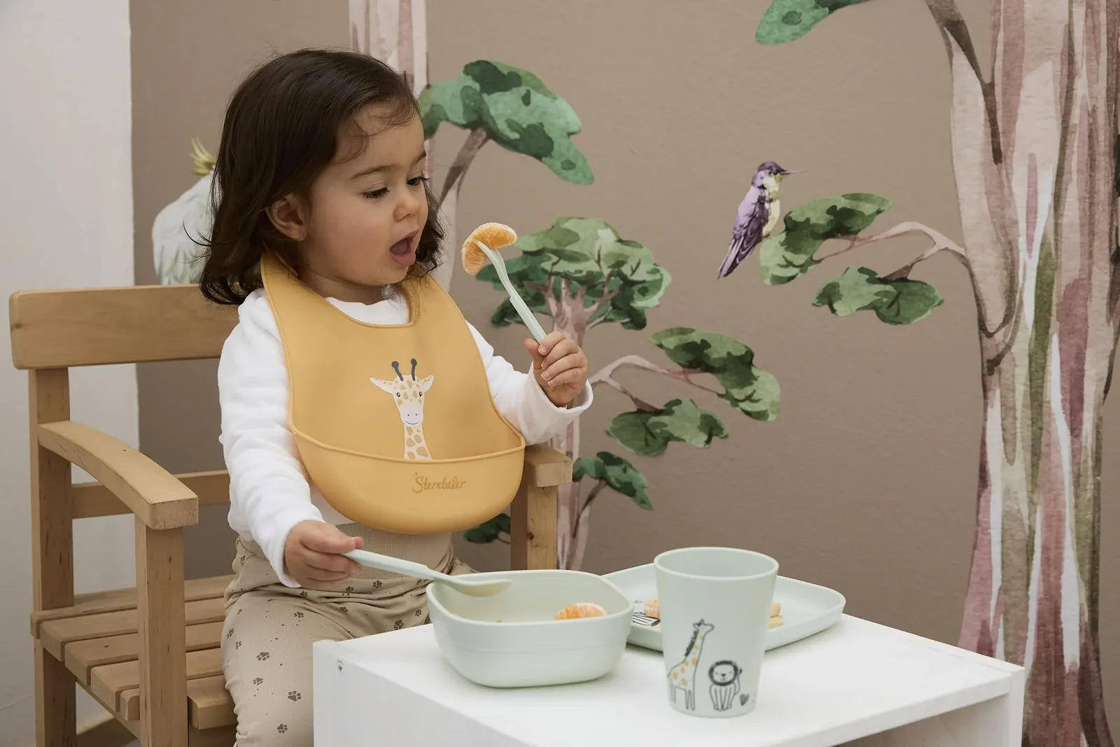 Набір посуду Sterntaler Жираф і Лев Квадратний з мотивом сафарі: тарілка, миска, чашка та столові прибори Блідо-зелений, фото №8 Набір посуду Sterntaler Жираф і Лев Квадратний з мотивом сафарі: тарілка, миска, чашка та столові прибори Блідо-зелений, фото №8