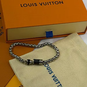 Чоловічий браслет Louis Vuitton, з нержавіючої сталі, срібний ціна на synthetic.ua - Фото 1 Чоловічий браслет Louis Vuitton, з нержавіючої сталі, срібний synthetic.ua - Фото 1