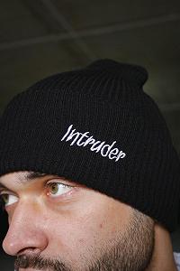 Шапка Intruder чорна small logo synthetic.ua - Фото 1