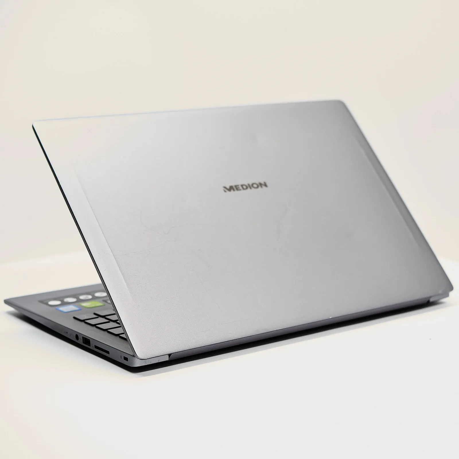 Ноутбук 15.6'' Medion (Lenovo Group) Akoya P15645 | Intel Core i7-8565U | IPS (1920x1080) FullHD | RAM 8 ГБ | SSD 256 ГБ | Nvidia GeForce MX250 | Intel UHD Graphics 620 | Металевий корпус | Win11 (4970), фото №3