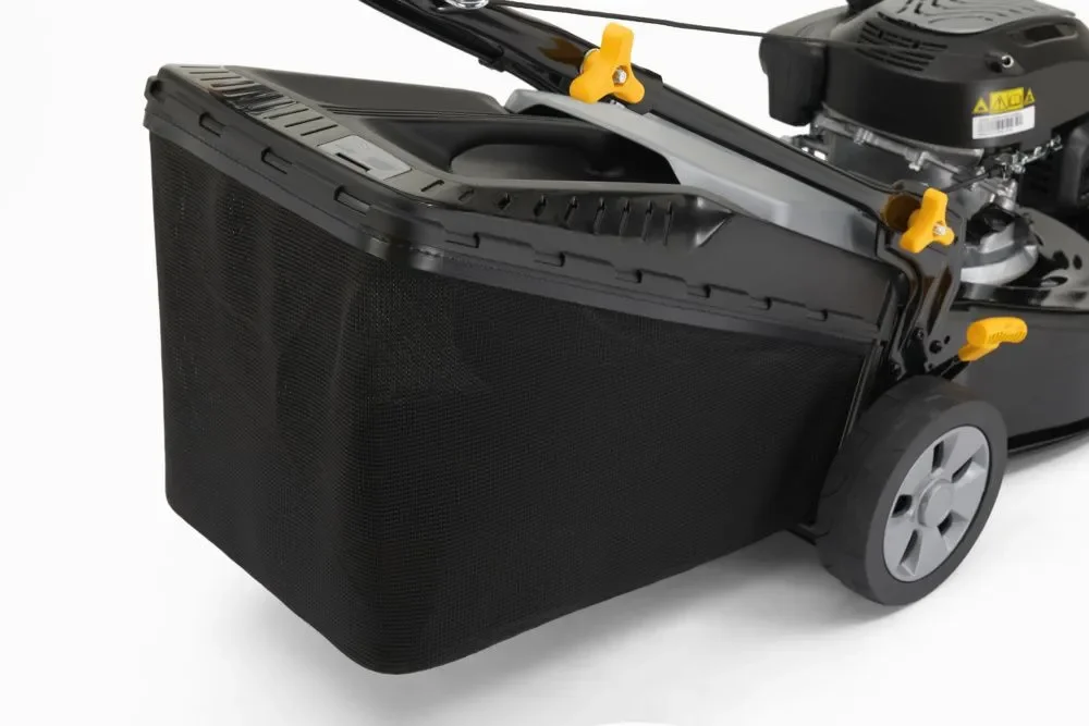 Бензиновая газонокосилка Alpina AL5 46 SAEQ / 2200W / до 1200 м² / 46 см ширина скашивания / 60 л травосборник / Черный-серый, фото №5 Бензиновая газонокосилка Alpina AL5 46 SAEQ / 2200W / до 1200 м² / 46 см ширина скашивания / 60 л травосборник / Черный-серый, фото №5