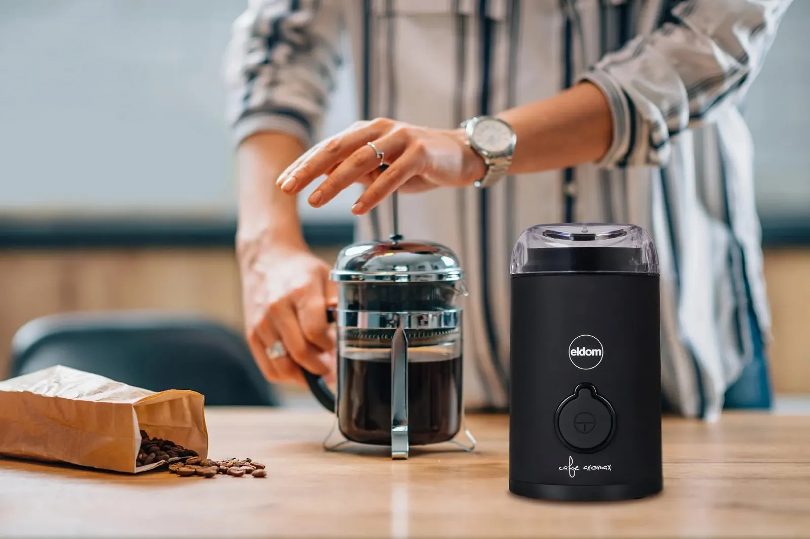 Электрическая кофемолка Eldom MK90C 60 г, лезвия из нержавеющей стали, черная, мощность 150 Вт, фото №2