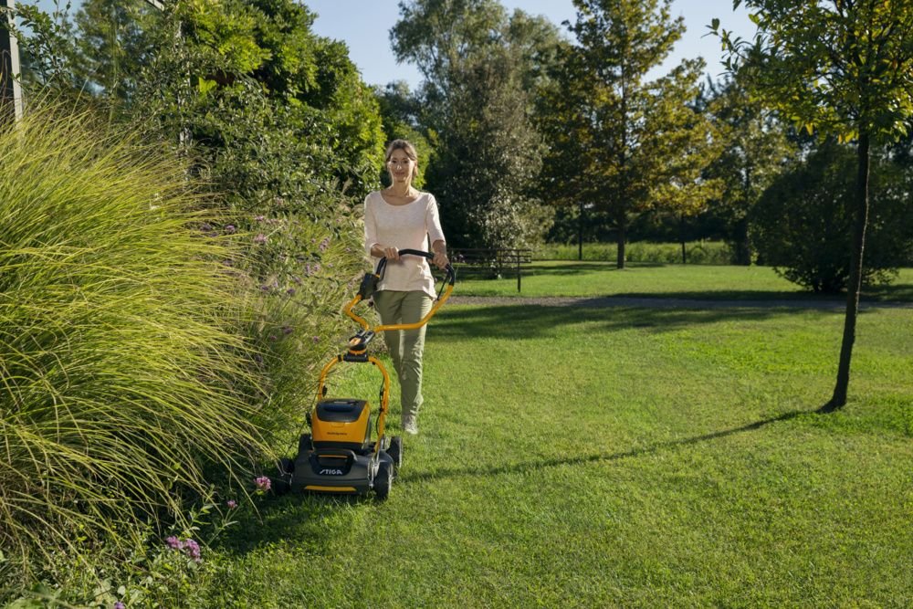 Акумуляторна газонокосарка Stiga Multiclip 547e Kit / 1300W / 48V 4Ah / до 500 м² / 45 см ширина скошування / Жовтий-чорний, фото №11