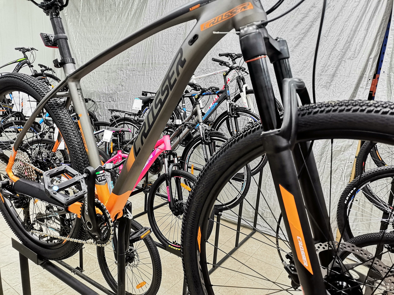 Велосипед найнер Crosser X880 29 Shimano DEORE 1*12 рама 19 2021 сіро-жовтогарячий, фото №3 Велосипед найнер Crosser X880 29 Shimano DEORE 1*12 рама 19 2021 сіро-жовтогарячий, фото №3