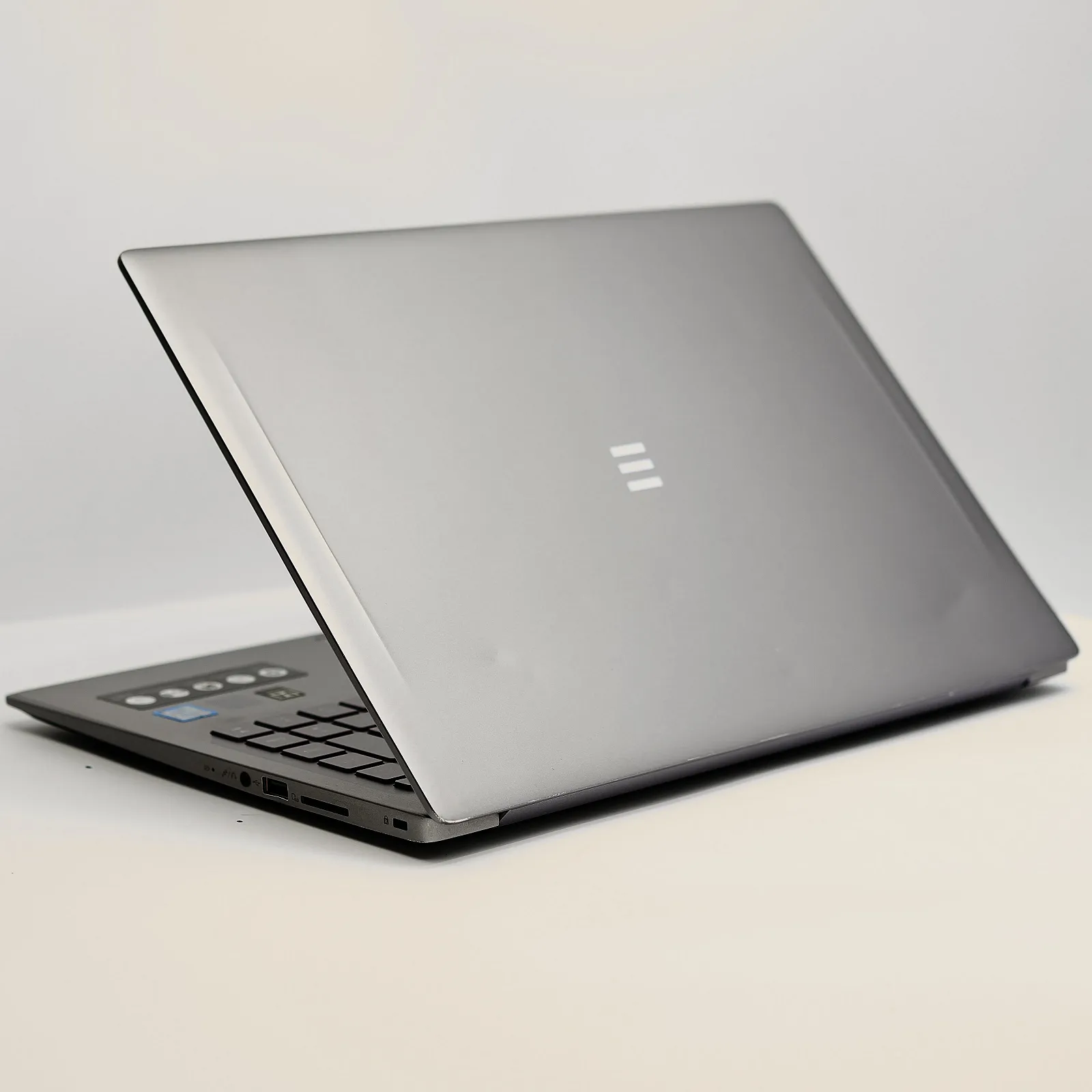 Ноутбук 15.6'' Medion (Lenovo Group) Akoya P15649 | Intel Core i5-8265U | IPS (1920x1080) FullHD | RAM 8 ГБ | SSD 256 ГБ | Intel UHD Graphics 620 | Металевий корпус | Win11 (5015), фото №3