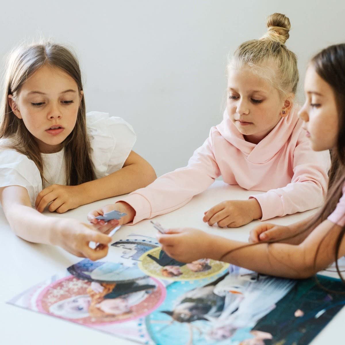 Пазл Trefl Disney Frozen II Glitter in the Glow of Love 100 деталей с блестками, фото №5 Пазл Trefl Disney Frozen II Glitter in the Glow of Love 100 деталей с блестками, фото №5