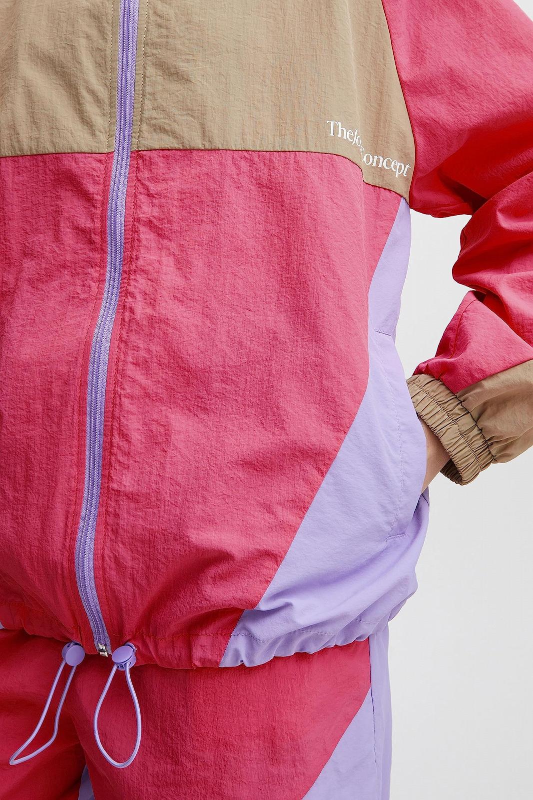 Жіноча вітровка THEJOGGCONCEPT JCFLORA Перехідна куртка Дощовик з еластичним капюшоном та високим коміром, фото №6 Жіноча вітровка THEJOGGCONCEPT JCFLORA Перехідна куртка Дощовик з еластичним капюшоном та високим коміром, фото №6