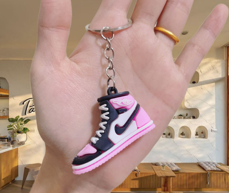 Брелок кроссовок Найк Nike Джордан розовый на рюкзак, ключи 3,5 см, фото №1
