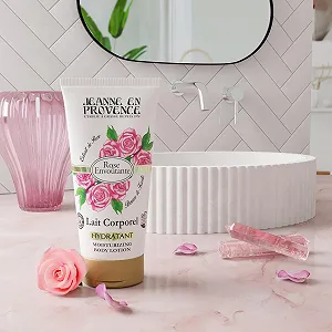 Молочко для тела JEANNE EN PROVENCE Интенсивно увлажняющее и ароматизированное Пленительный аромат розы 95% ингредиентов натурального происхождения для сухой кожи synthetic.ua - Фото 1