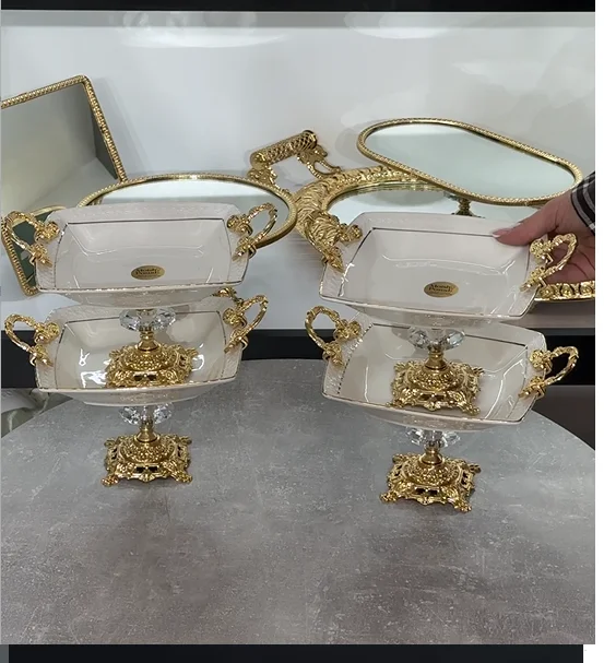 Блюдо на золотій ніжці глубоке 19х19 см с ручками Снігова королева, фото №1