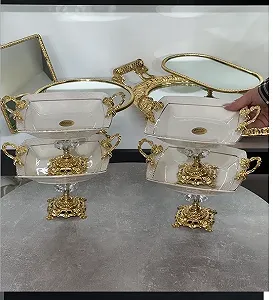 Купити Блюдо на золотій ніжці глубоке 19х19 см с ручками Снігова королева - Фото 1 Блюдо на золотій ніжці глубоке 19х19 см с ручками Снігова королева - Фото 1