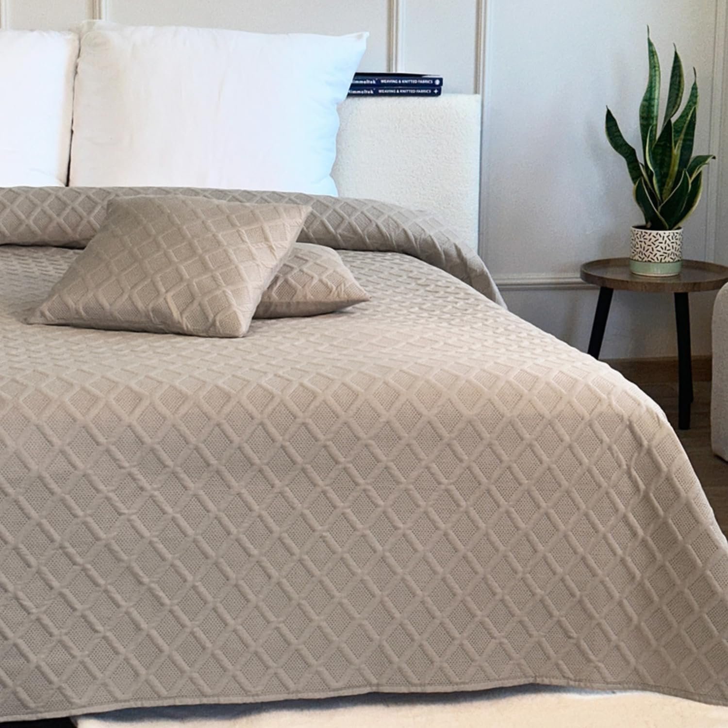 Покрывало Euromat стеганое двухстороннее с 2 наволочками 40 x 40 см (Бежевый Taupe- Parla 3D, 220 x 240 см), фото №1 Покрывало Euromat стеганое двухстороннее с 2 наволочками 40 x 40 см (Бежевый Taupe- Parla 3D, 220 x 240 см), фото №1