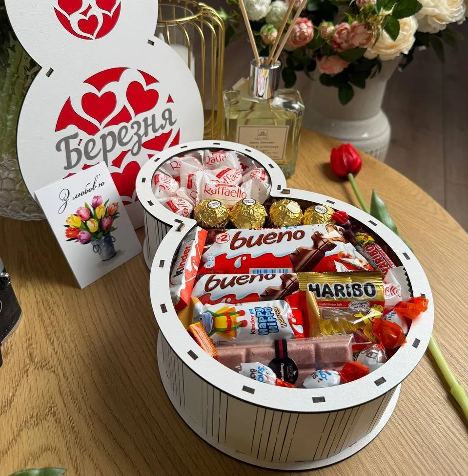 Набір солодощів в подарунковій коробці до 8 березня, фото №1