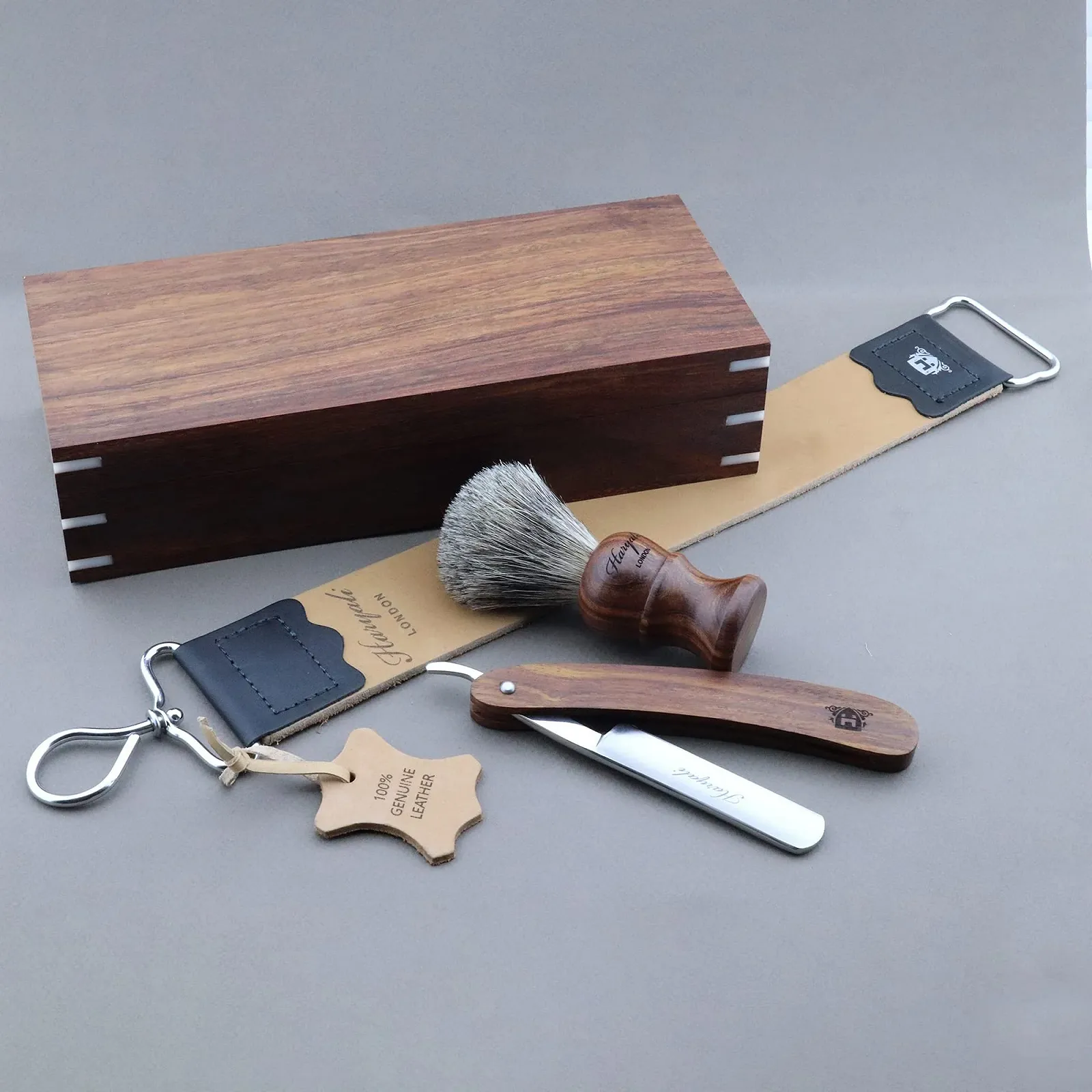 Набор для бритья Classic Collection Barber Salon Straight Cut (опасная бритва, помазок из ворса барсука, кожаный ремень, паста, 5 предметов) Черный, фото №3 Набор для бритья Classic Collection Barber Salon Straight Cut (опасная бритва, помазок из ворса барсука, кожаный ремень, паста, 5 предметов) Черный, фото №3