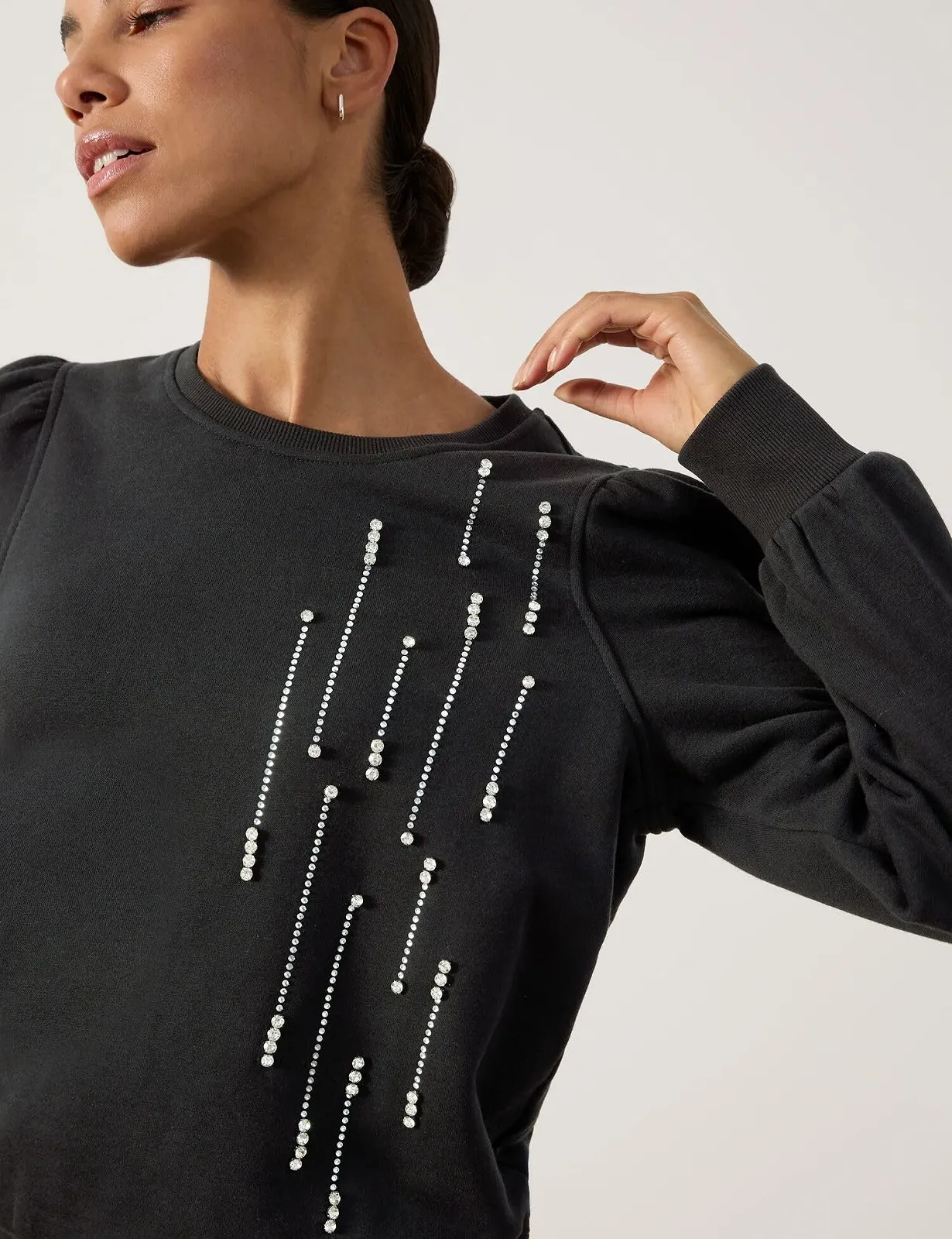 Жіноча Толстовка Taifun Однотонна з довгими рукавами-буфами, манжетами та прикрасою зі стразами, фото №4 Жіноча Толстовка Taifun Однотонна з довгими рукавами-буфами, манжетами та прикрасою зі стразами, фото №4