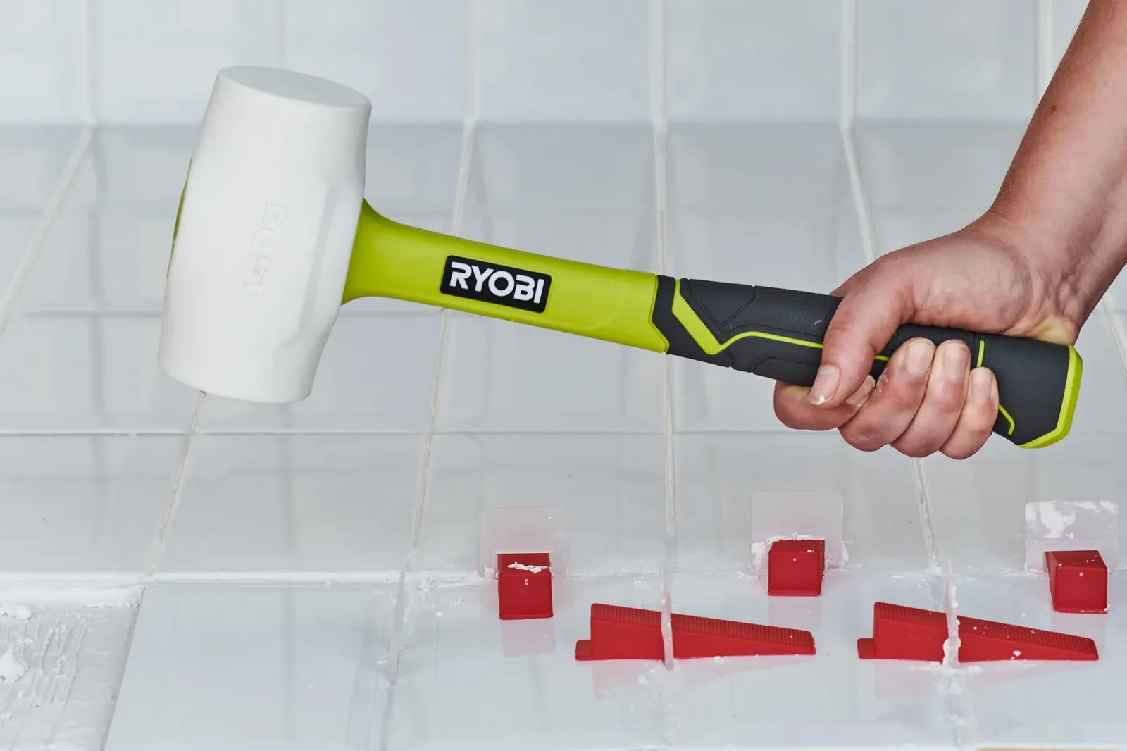Киянка резиновая Ryobi RHHM450W 450 г из стекловолокна белая, фото №5