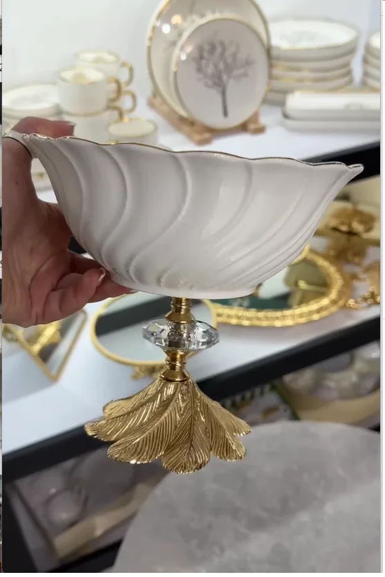 Конфетница 20х20 см на золотой ножке Волна, фото №1