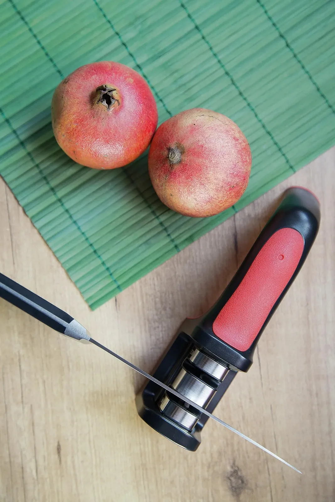 Ручная точилка для ножей ARCOS Профессиональная с керамическими и углеродными роликами Красно-черная, фото №3