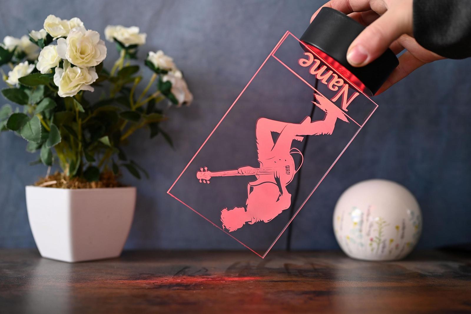 Настольная светодиодная лампа Бас-гитара Персонализированная Диммируемая Пульт Акрил Черная, фото №5