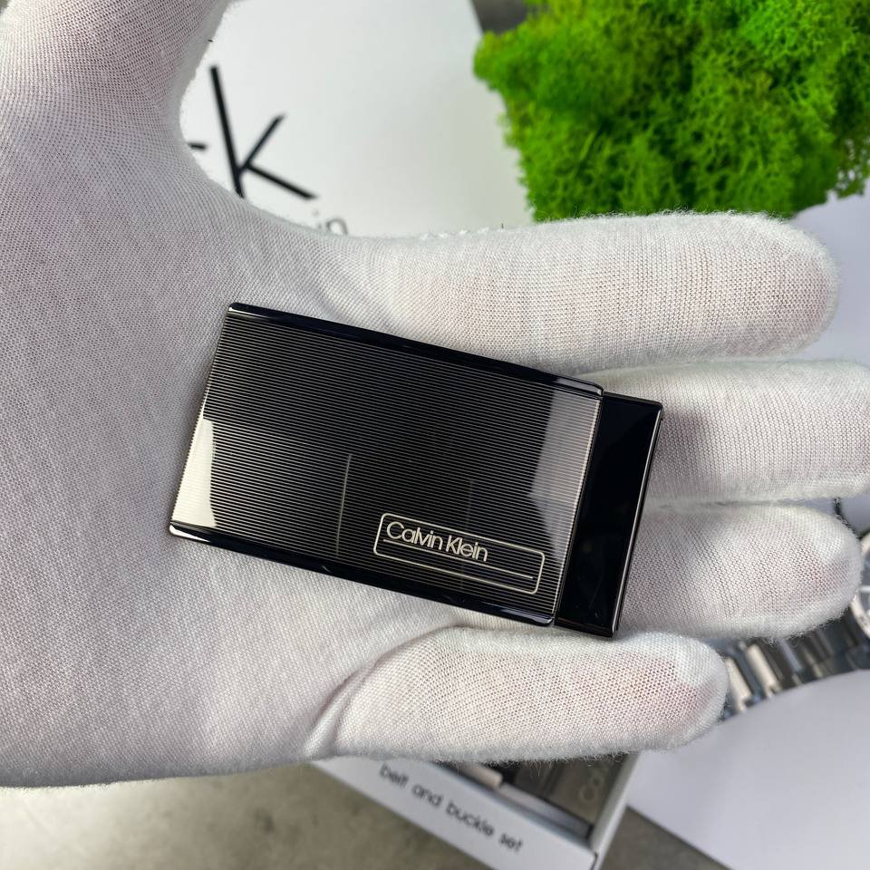 Чоловічий ремінь Calvin Klein шкіряний двосторонній чорно-коричневий з двома пряжками, фото №5 Чоловічий ремінь Calvin Klein шкіряний двосторонній чорно-коричневий з двома пряжками, фото №5