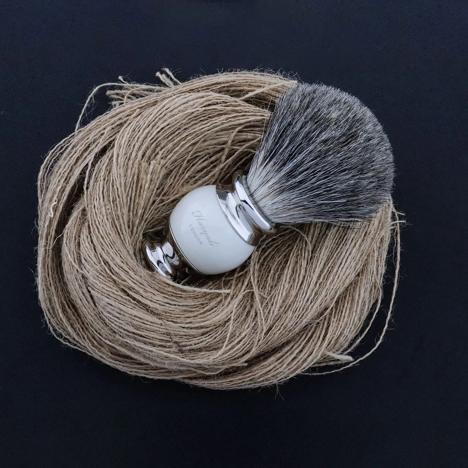 Помазок для бритья Haryali London Hand Assembled с ворсом Black Badger и подставкой Ivory, фото №5 Помазок для бритья Haryali London Hand Assembled с ворсом Black Badger и подставкой Ivory, фото №5