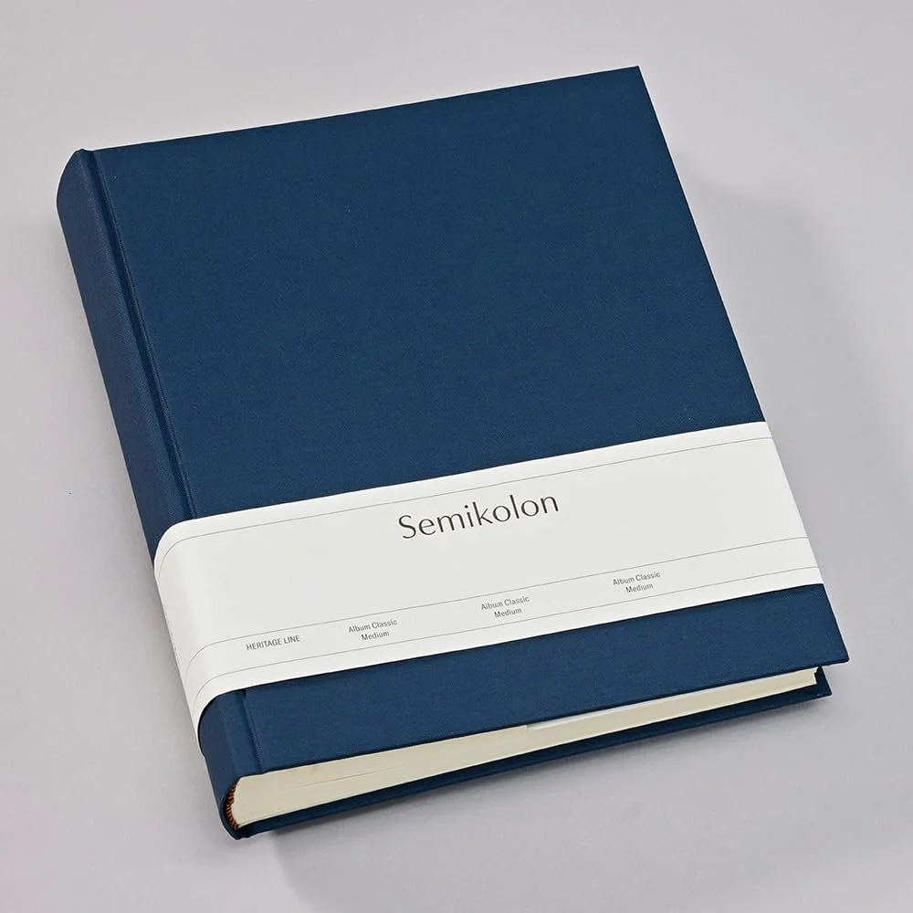 Фотоальбом Semikolon Classic Medium 21.6 x 25.5 см, 80 страниц, кремовый для 160 фотографий, темно-синий, фото №2 Фотоальбом Semikolon Classic Medium 21.6 x 25.5 см, 80 страниц, кремовый для 160 фотографий, темно-синий, фото №2