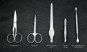 Набор для маникюра HK by Hans Kniebes, 5 предметов: ножницы для ногтей, ножницы для кутикулы, пинцет, пилочка, шабер/нож, черный цена на synthetic.ua - Фото 1 Набор для маникюра HK by Hans Kniebes, 5 предметов: ножницы для ногтей, ножницы для кутикулы, пинцет, пилочка, шабер/нож, черный synthetic.ua - Фото 1