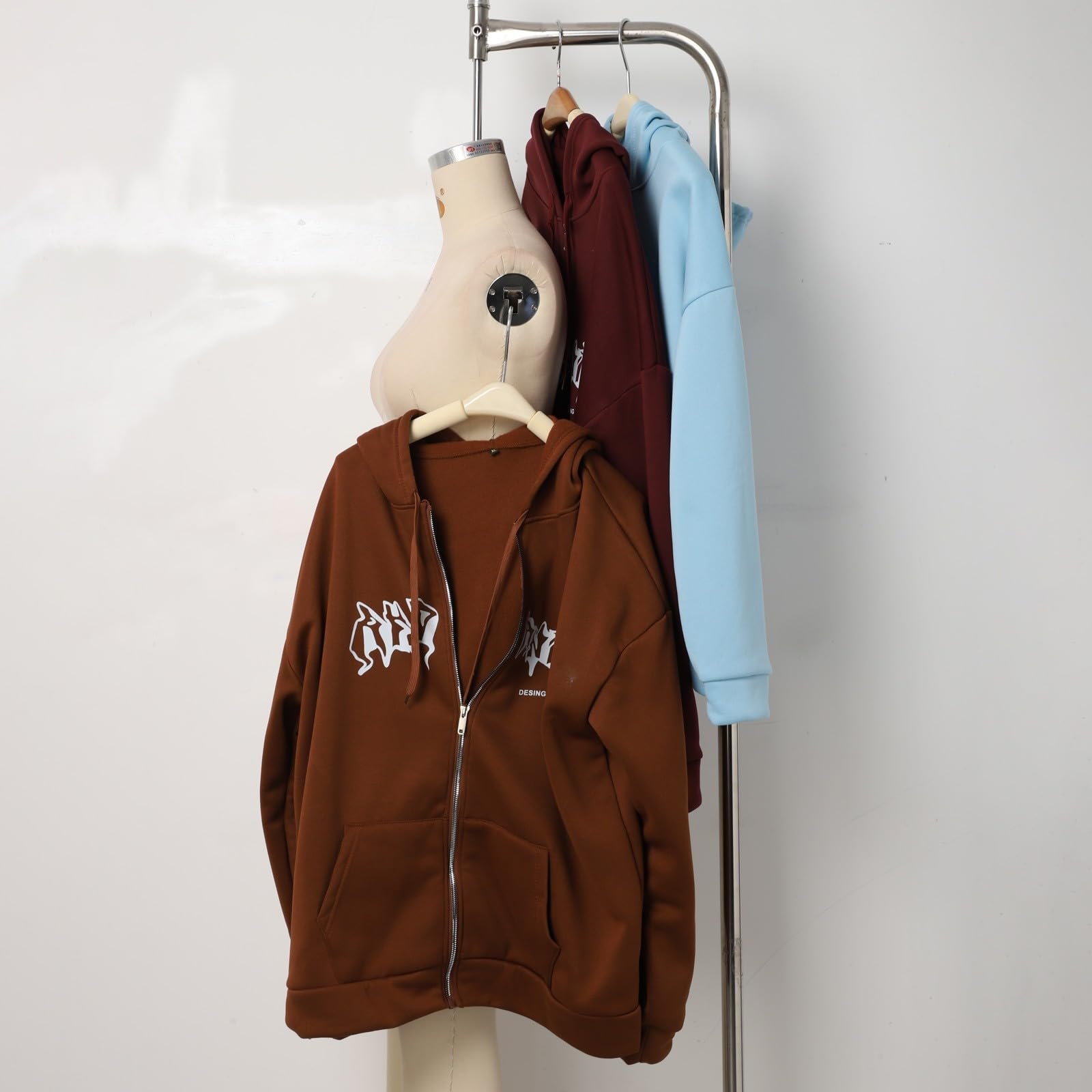 Худи Однотонный с принтом букв (осень/зима) 2025, фото №2 Худи Однотонный с принтом букв (осень/зима) 2025, фото №2