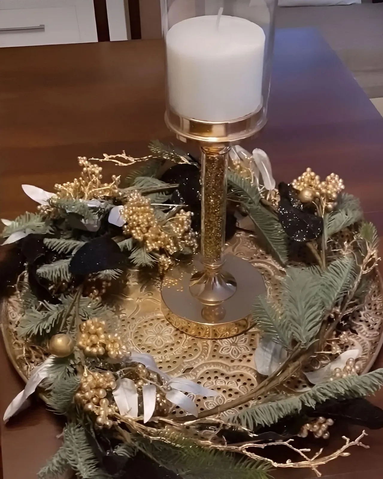 Декоративний піднос круглий металевий золотий в стилі Гламур Kitnos для вітальні та кухні, фото №6