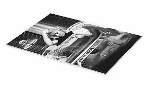 Постер Celebrity Collection Marilyn Monroe Newspaper Reading 70 x 100 см Черно-белый synthetic.ua - Фото 1