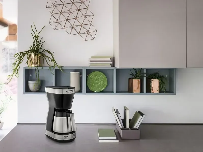 Капельна кавоварка De'Longhi Dedica Style ICM 16710 / 1000 Вт / Термокувшин 1.25 л / Таймер 24 год / Функція Aroma / Чорна-Сіра, фото №3 Капельна кавоварка De'Longhi Dedica Style ICM 16710 / 1000 Вт / Термокувшин 1.25 л / Таймер 24 год / Функція Aroma / Чорна-Сіра, фото №3