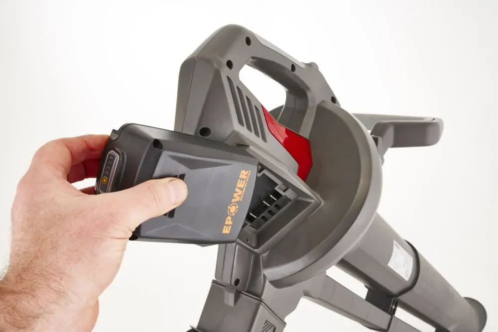 Аккумуляторная воздуходувка Mountfield MVS 20 Li Kit / 600W / 20V / 2 х 4Ah / 55 м/с / 45 л коллектор / Серый, фото №5 Аккумуляторная воздуходувка Mountfield MVS 20 Li Kit / 600W / 20V / 2 х 4Ah / 55 м/с / 45 л коллектор / Серый, фото №5