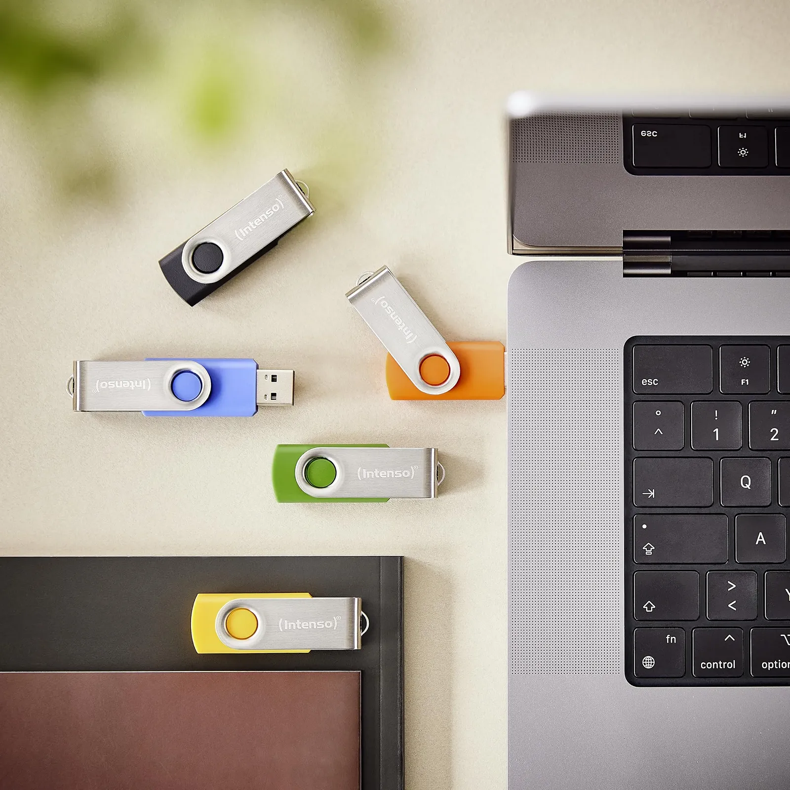 Набір USB-флеш-накопичувачів Intenso Basic Line 5 x 32 ГБ USB 2.0 Жовтий Зелений Чорний Синій Помаранчевий, фото №4 Набір USB-флеш-накопичувачів Intenso Basic Line 5 x 32 ГБ USB 2.0 Жовтий Зелений Чорний Синій Помаранчевий, фото №4