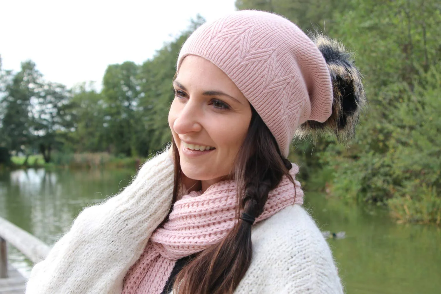 Вязаная шапка с помпоном styleBREAKER Unisex 04024181, однотонная, с узором зубцов, фото №7 Вязаная шапка с помпоном styleBREAKER Unisex 04024181, однотонная, с узором зубцов, фото №7