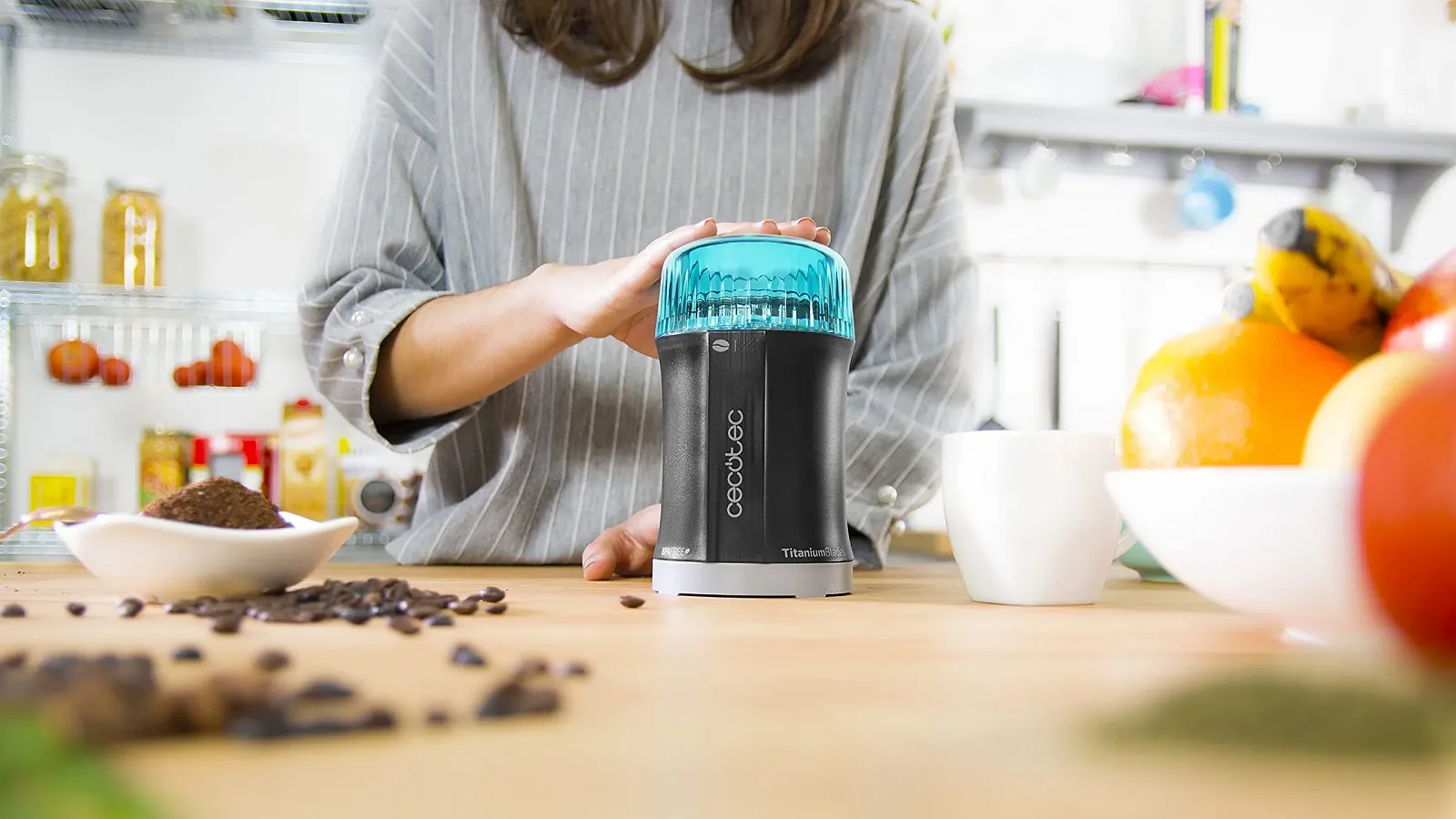 Електричний млин Cecotec TitanMill 200 Вт для кавових зерен, спецій, зерна, імпульсна кнопка, надзвичайно гострі титанові леза з нержавіючої сталі з покриттям, 50 г на 10 чашок, без BPA, чорний з аквамарином, фото №6 Електричний млин Cecotec TitanMill 200 Вт для кавових зерен, спецій, зерна, імпульсна кнопка, надзвичайно гострі титанові леза з нержавіючої сталі з покриттям, 50 г на 10 чашок, без BPA, чорний з аквамарином, фото №6