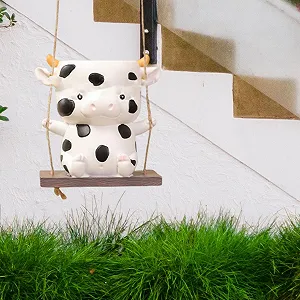 Подвесной вазон Фигурка коровы из полистоуна на качелях synthetic.ua - Фото 1