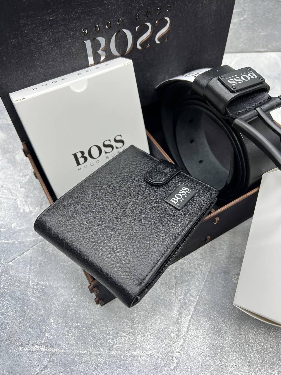 Мужской ремень с черной пряжкой и кошелёк с застежкой в коробке BOSS, фото №2