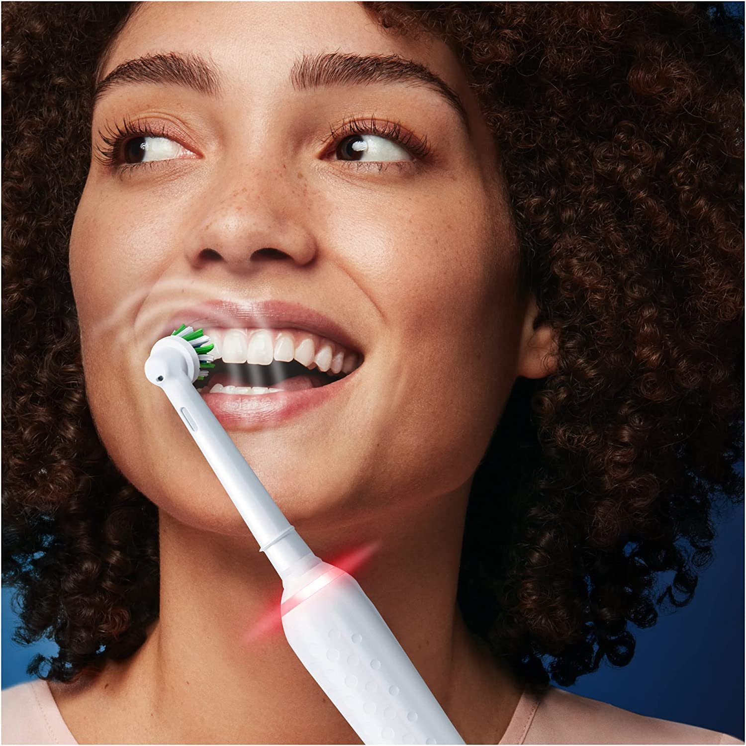 Зубна щітка електрична Oral-B PRO 3 3500, 2 змінні насадки, біла та PRO 3 3500, 2 змінні щітки, 3 режими чищення, дорожній футляр, чорна, фото №4