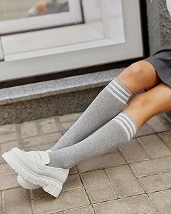 Сірі півсезонні гольфи під коліном з білими смужками для дівчини - Фото 1