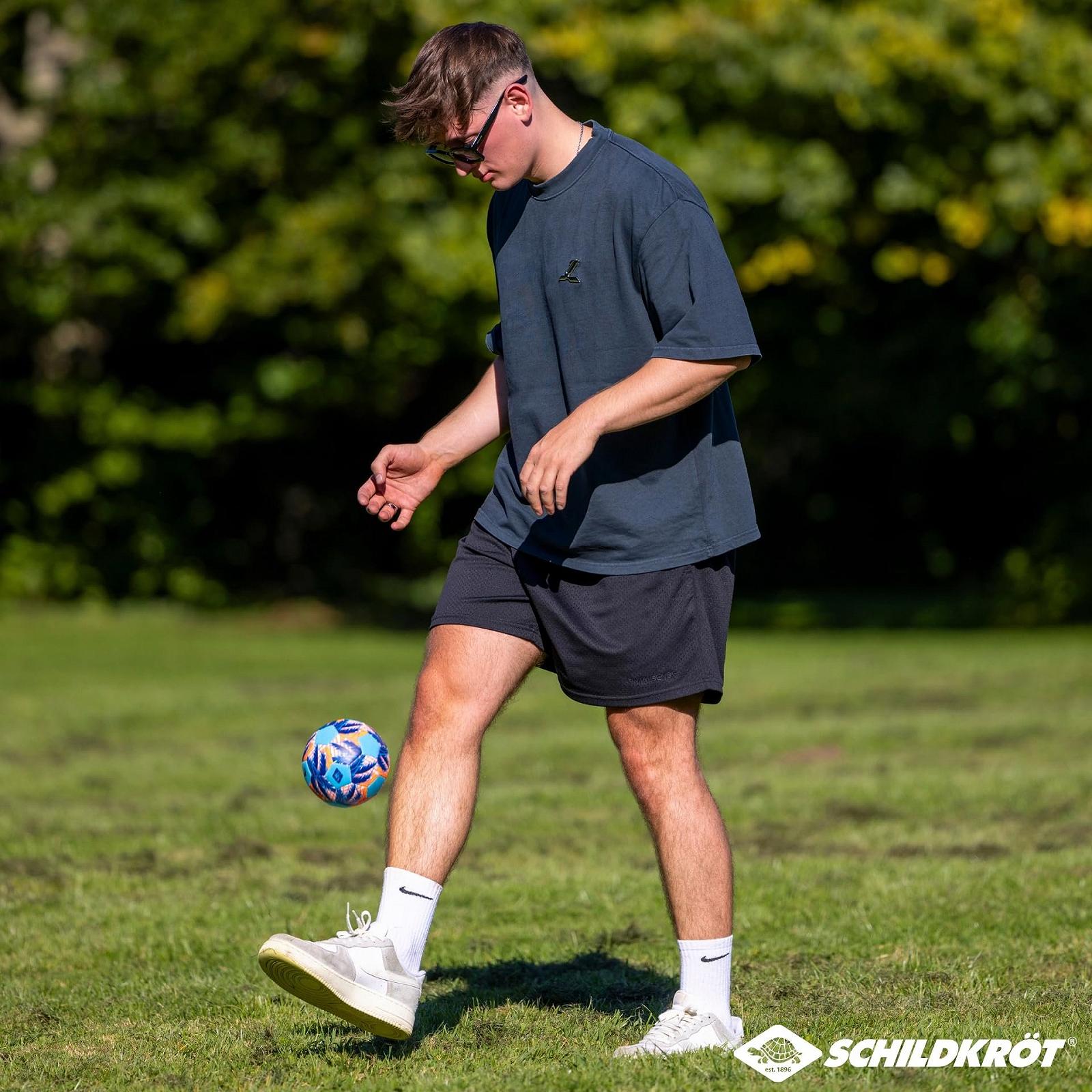 М'яч Schildkröt® Neoprene Mini Beach Soccer, маленький футбольний м'яч, ідеально підходить для маленьких дитячих рук і ніг, нековзна текстильна поверхня, стійкий до солоної води, розмір 2, діаметр 15 см, 970344, фото №5
