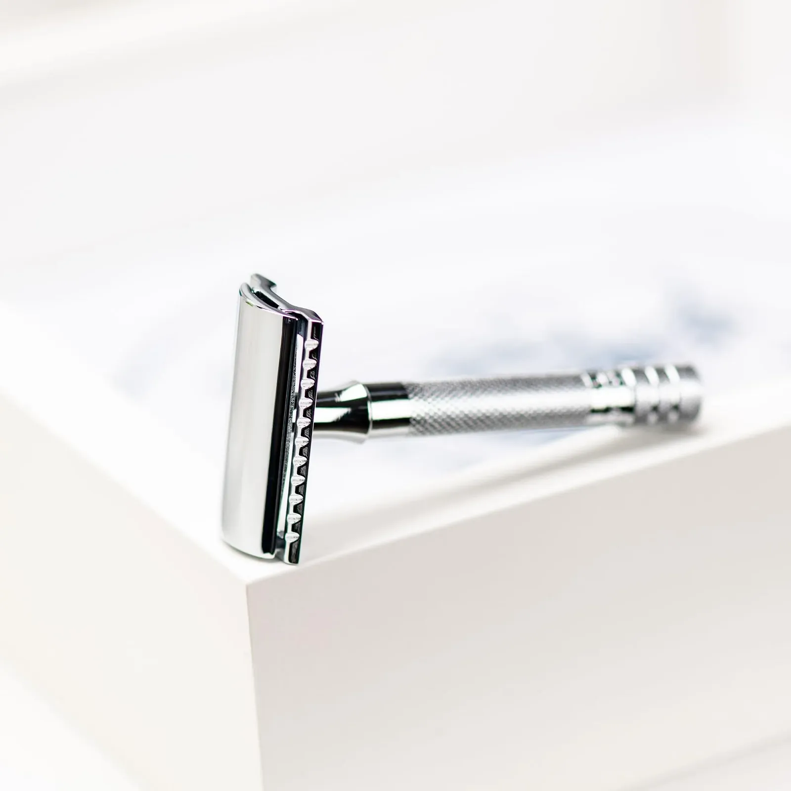 Т-образная безопасная бритва MERKUR 33C Classic Gloss Chrome трехсоставная с прямым срезом и закрытым гребнем, цинковый сплав, латунная ручка, фото №5
