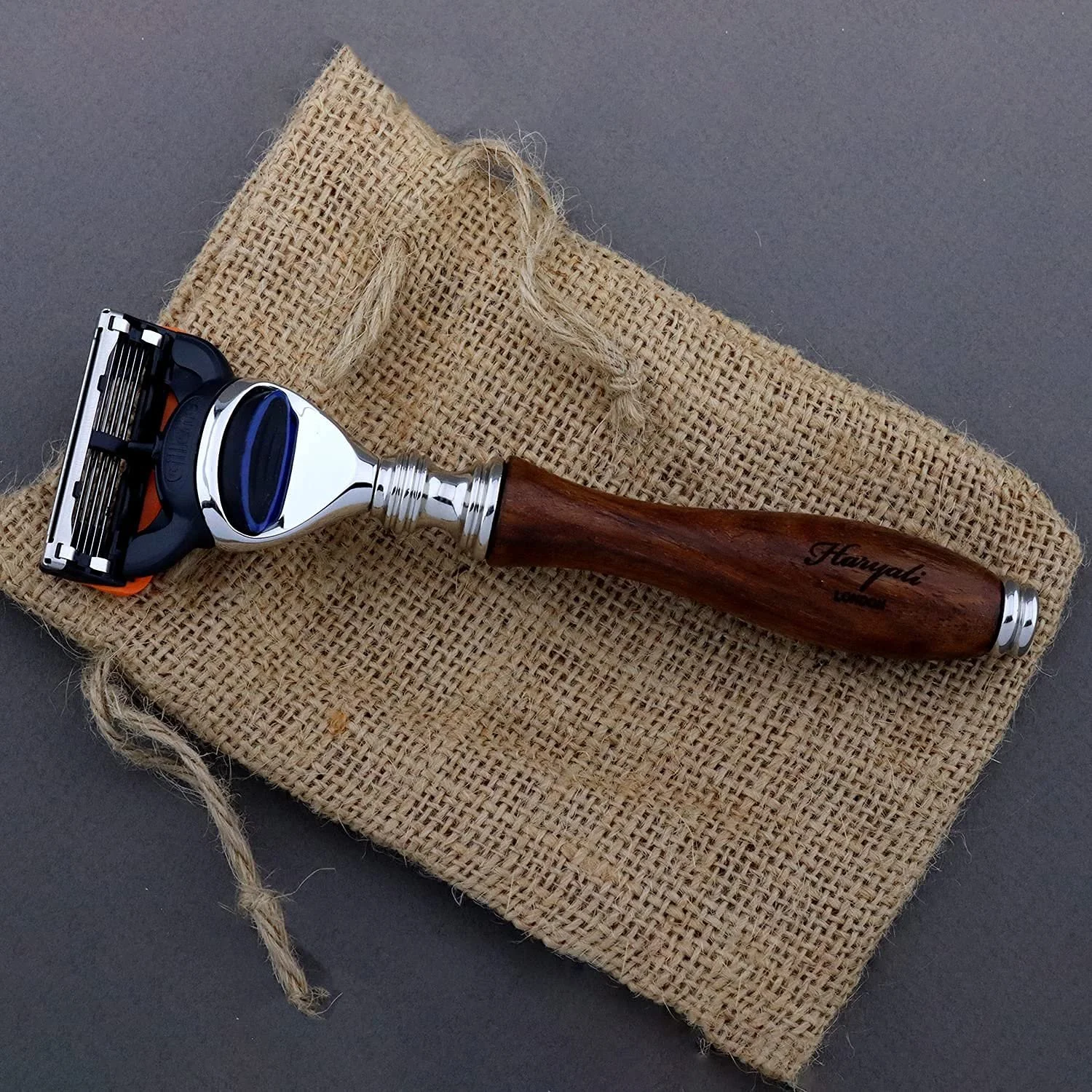 Набор для бритья Haryali London Wooden 5 Blades Синтетический барсук с подставкой, мылом и чашей, фото №4 Набор для бритья Haryali London Wooden 5 Blades Синтетический барсук с подставкой, мылом и чашей, фото №4