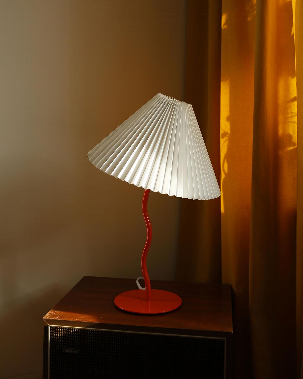 Настільна лампа Beliani Alwero Металева основа Плісований тканинний абажур Конусна форма Помаранчевий, фото №9