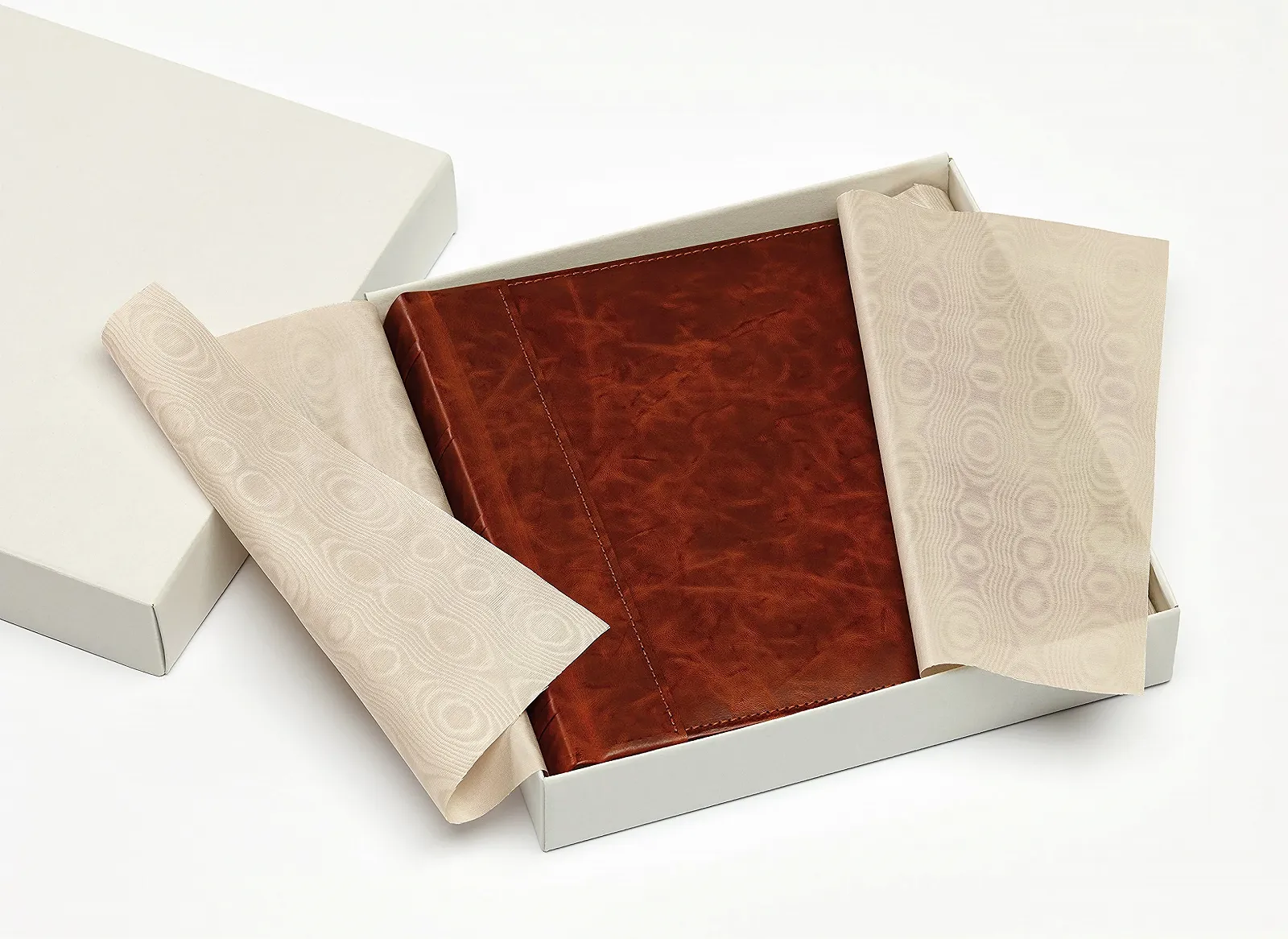 Фотоальбом Walther Design Classic Leather Madrid, коричневый, 32 x 7 x 32 см, фото №3 Фотоальбом Walther Design Classic Leather Madrid, коричневый, 32 x 7 x 32 см, фото №3